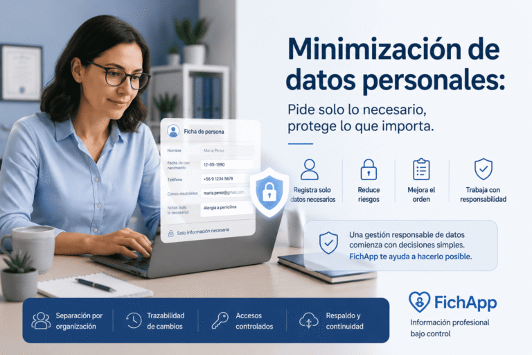 Profesional gestionando datos personales mínimos en una plataforma segura y ordenada