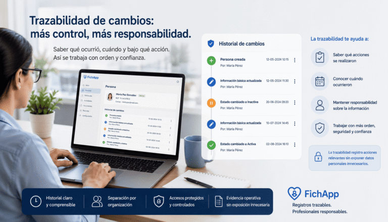 Profesional revisando el historial de cambios de un registro en una plataforma segura y trazable